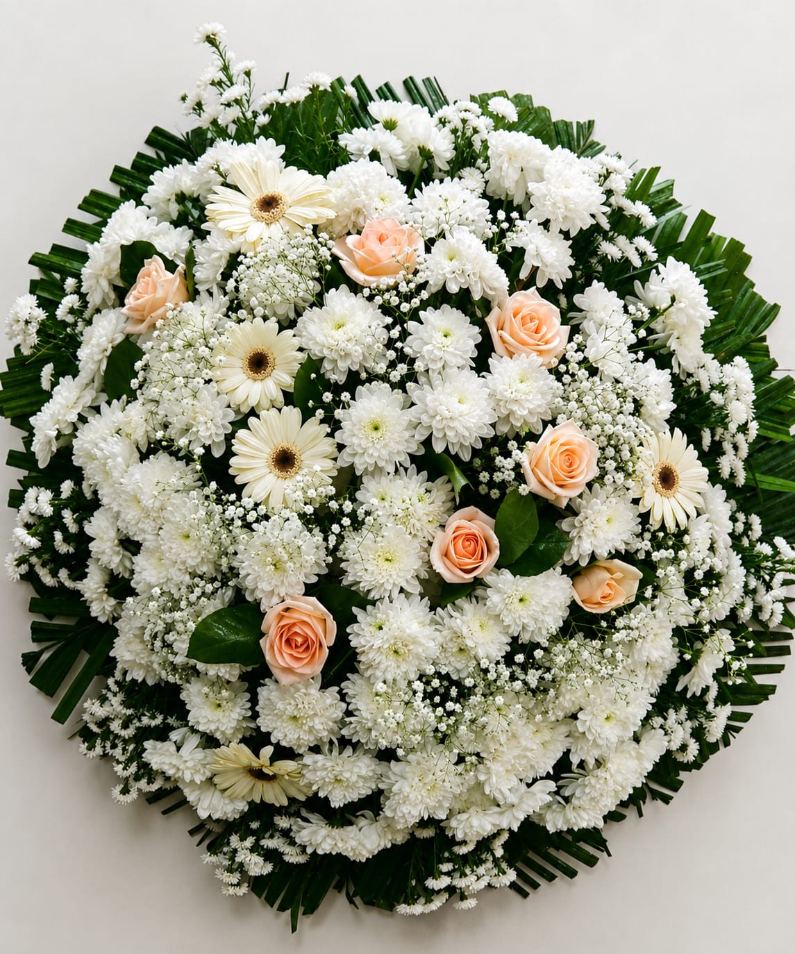 Coroa de flores brancas com rosas champagne